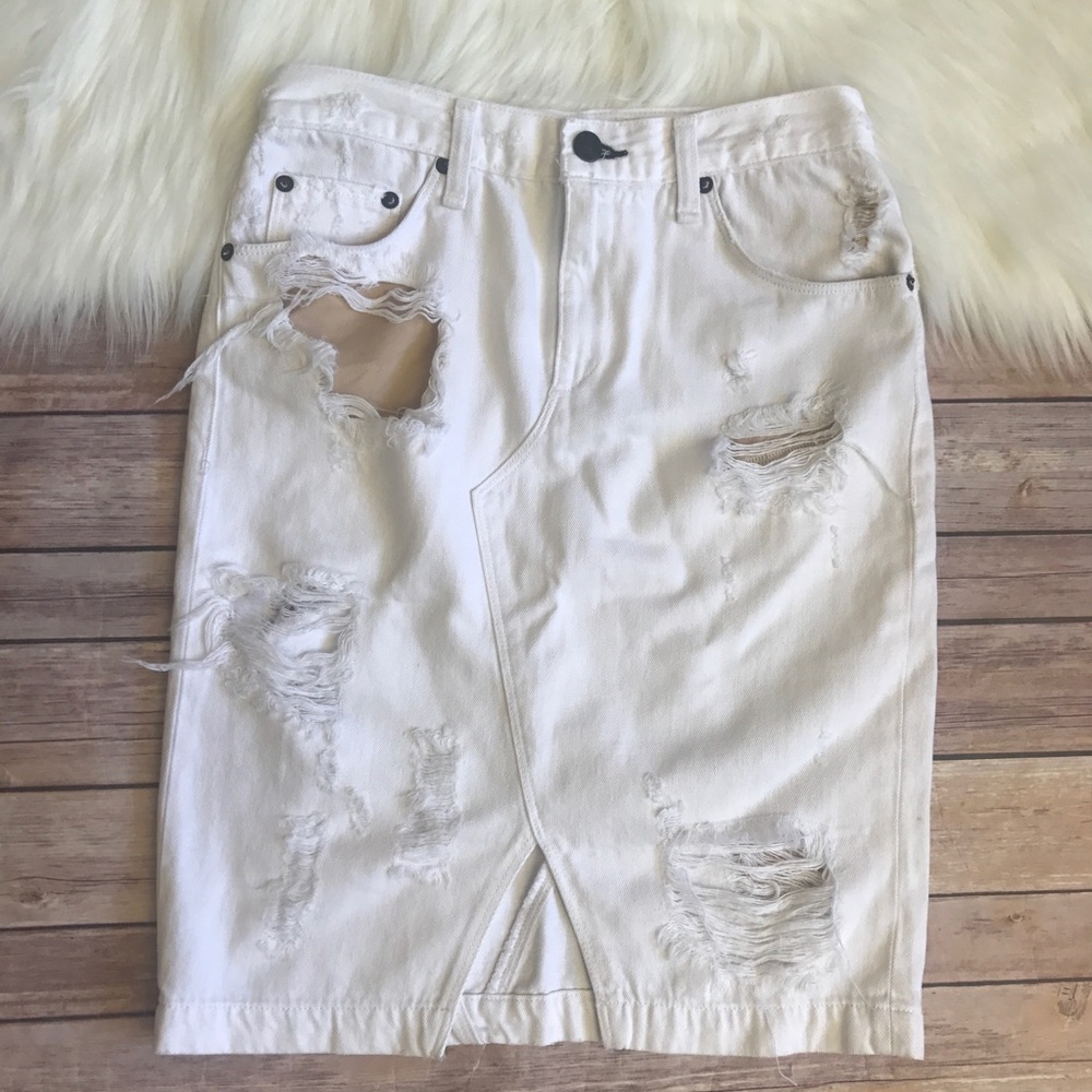✨Rag and bone white shredded distressed denim skirt